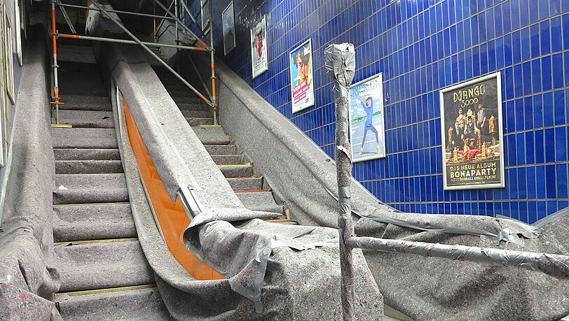 Sorgfältig eingepackt: Die Rolltreppe am Marienplatz. Sorgfältig eingepackt: Die Rolltreppe am Marienplatz.