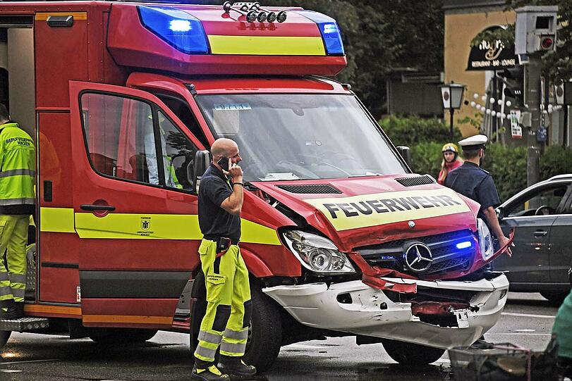 Am Mittwoch ist ein Rettungswagen der Feuerwehr bei einer Einsatzfahrt mit einem BMW zusammengestoßen - zum Glück wurde niemand verletzt.