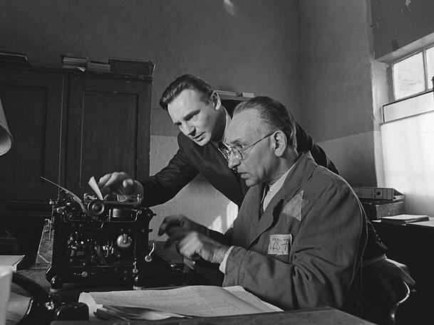 Oskar Schindler (Liam Neeson) und sein jüdischer Buchhalter Itzhak Stern (Ben Kingsley) stellen eine Liste von über 1100 jüdischen Arbeitern zusammen, die Schindler zu retten hofft. Oskar Schindler (Liam Neeson) und sein jüdischer Buchhalter Itzhak Stern (Ben Kingsley) stellen eine Liste von über 1100 jüdischen Arbeitern zusammen, die Schindler zu retten hofft.