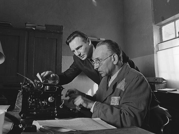 Oskar Schindler (Liam Neeson) und sein jüdischer Buchhalter Itzhak Stern (Ben Kingsley) stellen eine Liste von über 1100 jüdischen Arbeitern zusammen, die Schindler zu retten hofft.