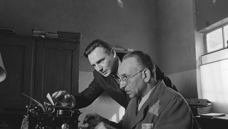 Oskar Schindler (Liam Neeson) und sein jüdischer Buchhalter Itzhak Stern (Ben Kingsley) stellen eine Liste von über 1100 jüdischen Arbeitern zusammen, die Schindler zu retten hofft. Oskar Schindler (Liam Neeson) und sein jüdischer Buchhalter Itzhak Stern (Ben Kingsley) stellen eine Liste von über 1100 jüdischen Arbeitern zusammen, die Schindler zu retten hofft.