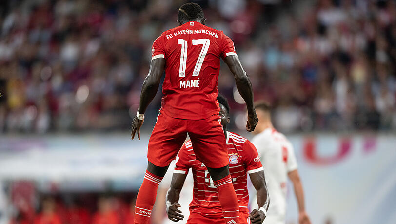 Manés Jubel nach seinem ersten Pflichtspieltor für den FC Bayern. Manés Jubel nach seinem ersten Pflichtspieltor für den FC Bayern.