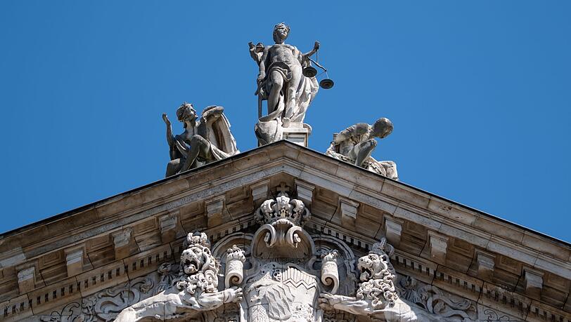 Blick auf die Justitia-Statue auf dem Justizpalast.