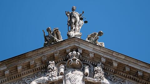 Blick auf die Justitia-Statue auf dem Justizpalast.