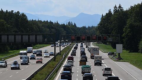 Auch auf den bayerischen Autobahnen werden Reisende viel Geduld brauchen. (Symbolbild)