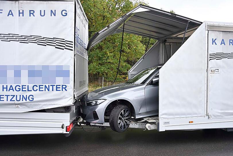 Durch die Wucht des Aufpralls wurde ein BMW aus dem Anhänger herausgedrückt. Durch die Wucht des Aufpralls wurde ein BMW aus dem Anhänger herausgedrückt.
