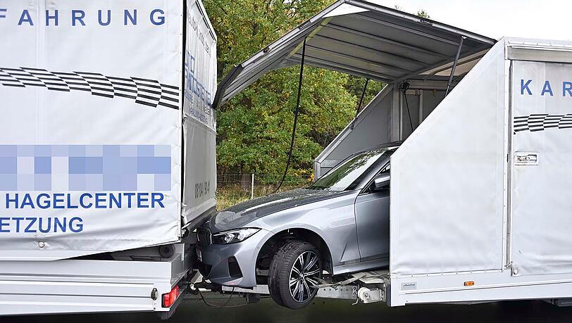 Durch die Wucht des Aufpralls wurde ein BMW aus dem Anh&auml;nger herausgedr&uuml;ckt.