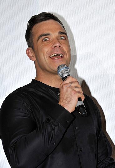 Weltstar im Fan-Gewusel: Robbie Williams verteilte Autogramme vor dem Mathäser-Kino.