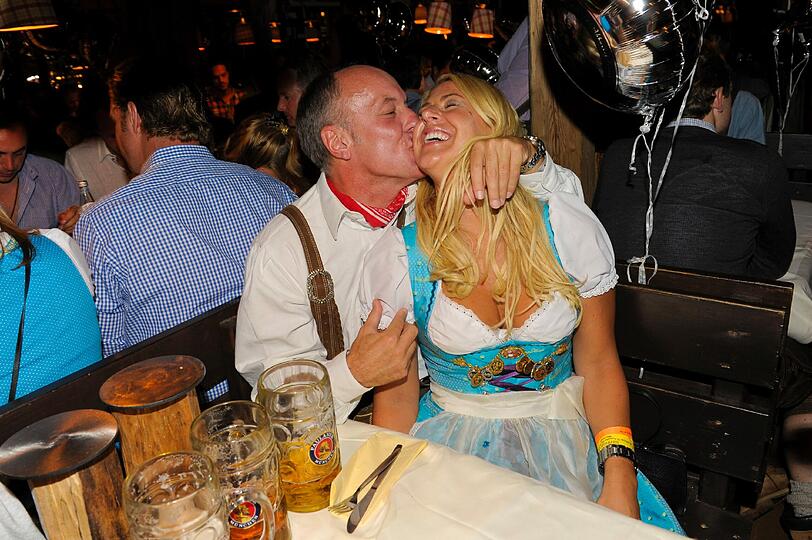 Tiefe Einblicke, volle Dekolletees, Blondinen und ganz viel köstliches Wiesn-Bier: Der "Almauftrieb" im Käferzelt gehört zu den Pflichtterminen und hat auch am ersten Wiesn-Sonntag wieder die Promis angezogen. So lassen es die VIPs krachen - Die Bilder