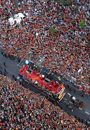Der Europameister ist zurück in der Heimat - die besten Bilder der Ankunft von Casillas, Iniesta und Co. in Madrid.