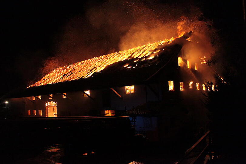 Feuerwehreinsatz in der Nacht zum Dienstag in Heldenstein: Ein Blitzschlag hat das Anwesen in Brand gesetzt. Es entstand ein Schaden in Höhe von einer halben Million Euro. Die Bilder vom Einsatz...