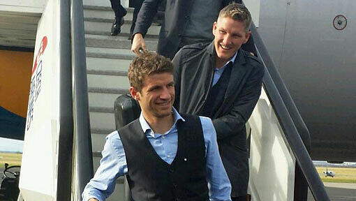Der FC Bayern München bei der Ankunft am Flughafen in Prag. Der FC Bayern München bei der Ankunft am Flughafen in Prag.