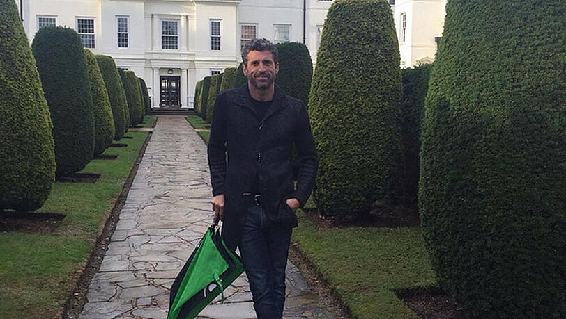 Patrick Dempsey scheint für die Dreharbeiten zu "Bridget Jones's Baby" einen Regenschirm zu benötigen Patrick Dempsey scheint für die Dreharbeiten zu "Bridget Jones's Baby" einen Regenschirm zu benötigen