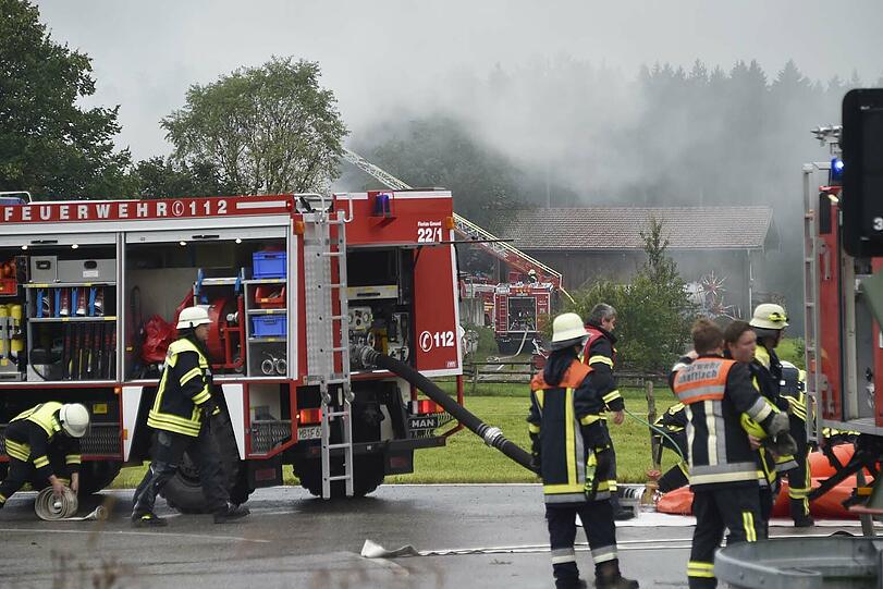 Die Feuerwehr konnte verhindern, dass sich das Feuer auf die danebenliegenden Gebäude ausbreitet. Die Bilder vom Einsatz.