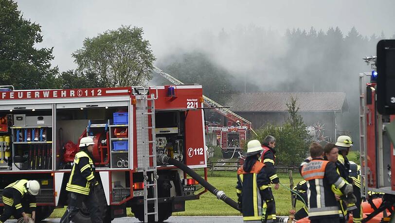 Die Feuerwehr konnte verhindern, dass sich das Feuer auf die danebenliegenden Gebäude ausbreitet. Die Bilder vom Einsatz. Die Feuerwehr konnte verhindern, dass sich das Feuer auf die danebenliegenden Gebäude ausbreitet. Die Bilder vom Einsatz.