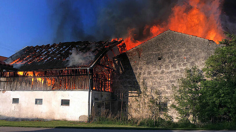 In Polling im Landkreis Weilheim-Schongau hat ein Feuer eine große Schneune zerstört. Die Bilder vom Brand.