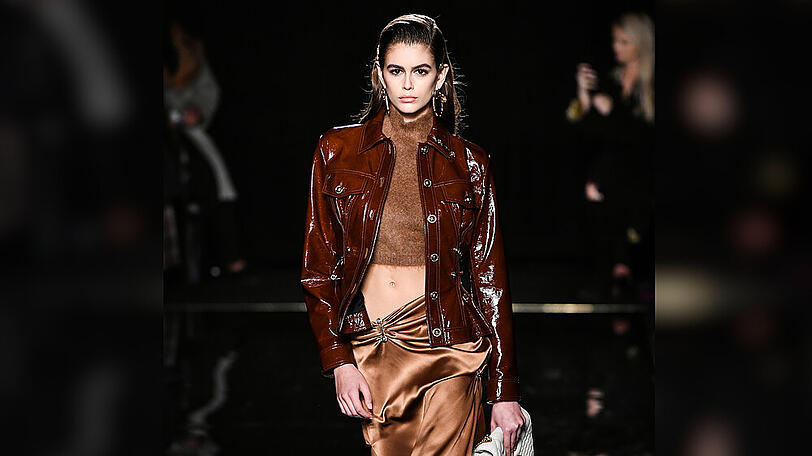 Model Kaia Gerber präsentiert im angesagten Herbst-Trend 2019: Leder