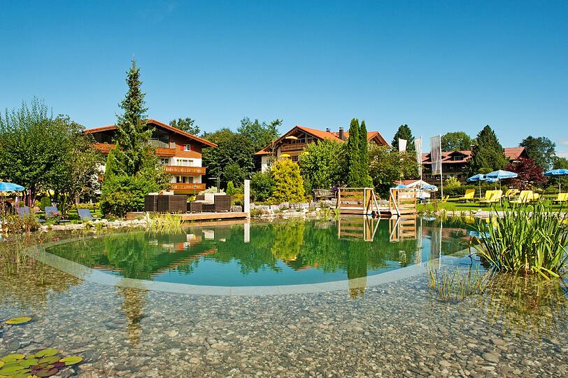 Zeit für Genießer: der Naturpool des Parkhotels Frank ist ein Idyll.