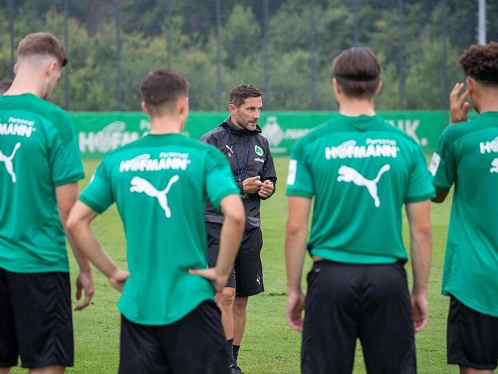Der Trainer Stefan Leitl (M) gibt Trainingsanweisungen an seine Spieler. Foto: Daniel Karmann/dpa