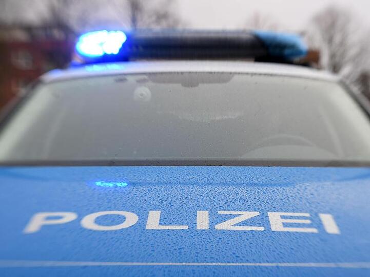 Ein Streifenwagen der Polizei. Foto: Carsten Rehder/dpa/Archiv
