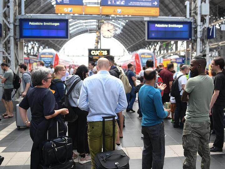 Anzeigetafeln mit der Aufschrift "Polizeiliche Ermittlungen" im Frankfurter Hauptbahnhof.