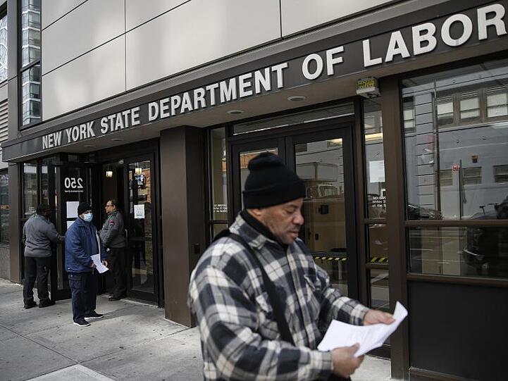 Arbeitsamt in New York: Wegen der Corona-Krise haben in den USA schon 25 Millionen Menschen ihre Jobs verloren.