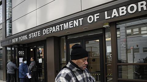 Arbeitsamt in New York: Wegen der Corona-Krise haben in den USA schon 25 Millionen Menschen ihre Jobs verloren.