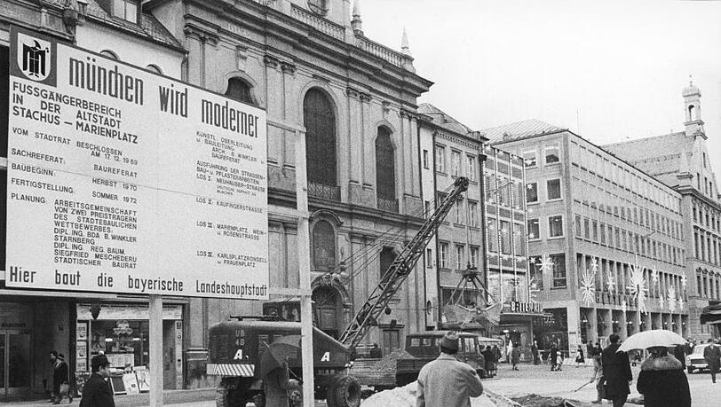 Beim Bau der Fußgängerzone – auch hier gab es damals erbitterten Widerstand, wie die Stele am Karlstor beschreibt.