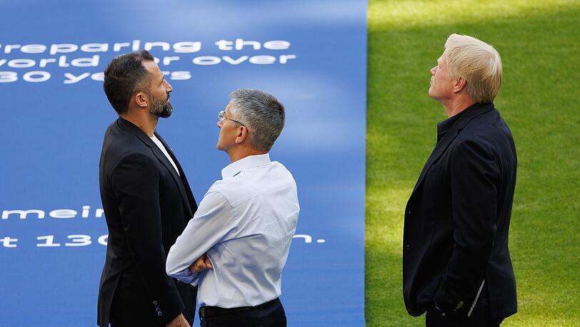 Hasan Salihamidzic (l-r), Vereinspräsident Herbert Hainer und Oliver Kahn stehen im Stadion.