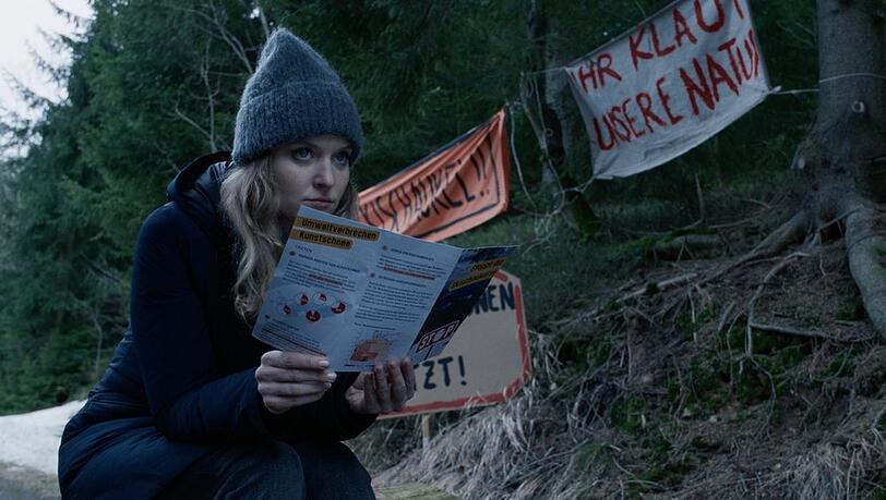 "Erzgebirgskrimi: Wintermord": Kommissarin Karina Szabo (Lara Mandoki) schaut sich im Lager einer Protestbewegung um. "Erzgebirgskrimi: Wintermord": Kommissarin Karina Szabo (Lara Mandoki) schaut sich im Lager einer Protestbewegung um.