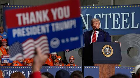 Donald Trump spricht im Werk von U.S. Steel Mon Valley Works-Irvin in West Mifflin, Pennsylvania.