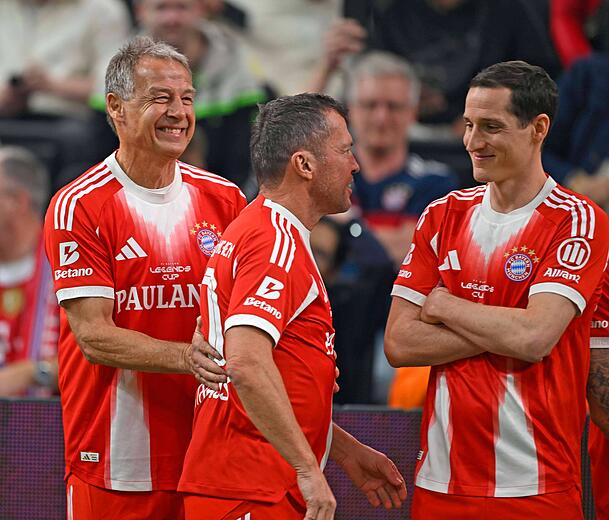 Zusammen f&uuml;r die Bayern-Legenden am Ball: J&uuml;rgen Klinsmann (l.) und Lothar Matth&auml;us.