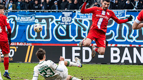 Springt der TSV Havelse der Regionalliga Nord dank des Sechzig-Desasters doch noch ab? Nassim Boujellab (r.) weicht der Attacke von L&ouml;we Damjan Dordan aus.