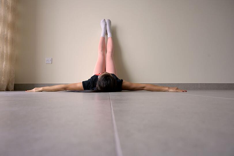 Nicht nur ins Krafttraining oder Stretching lässt sich die Wand hervorragend integrieren, sondern auch in Entspannungsübungen. Eine Möglichkeit zum Relaxen an der Wand: Mit dem Gesäß ganz an die Wand heranrücken, die Beine nach oben strecken und gegen die Wand lehnen und die Arme seitlich am Boden ablegen. In dieser Position sollte nicht nur Ihr Körper zur Ruhe kommen, sondern auch Ihr Geist. Nicht nur ins Krafttraining oder Stretching lässt sich die Wand hervorragend integrieren, sondern auch in Entspannungsübungen. Eine Möglichkeit zum Relaxen an der Wand: Mit dem Gesäß ganz an die Wand heranrücken, die Beine nach oben strecken und gegen die Wand lehnen und die Arme seitlich am Boden ablegen. In dieser Position sollte nicht nur Ihr Körper zur Ruhe kommen, sondern auch Ihr Geist.