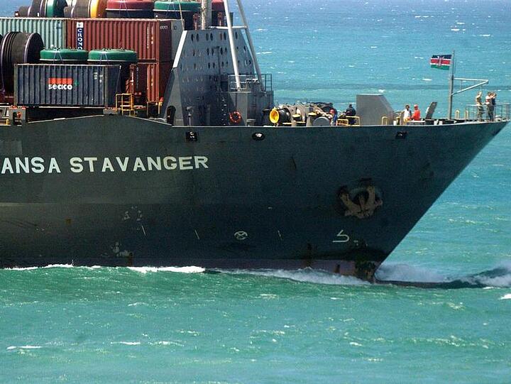 Die "Hansa Stavanger" läuft in Mombasa ein.
