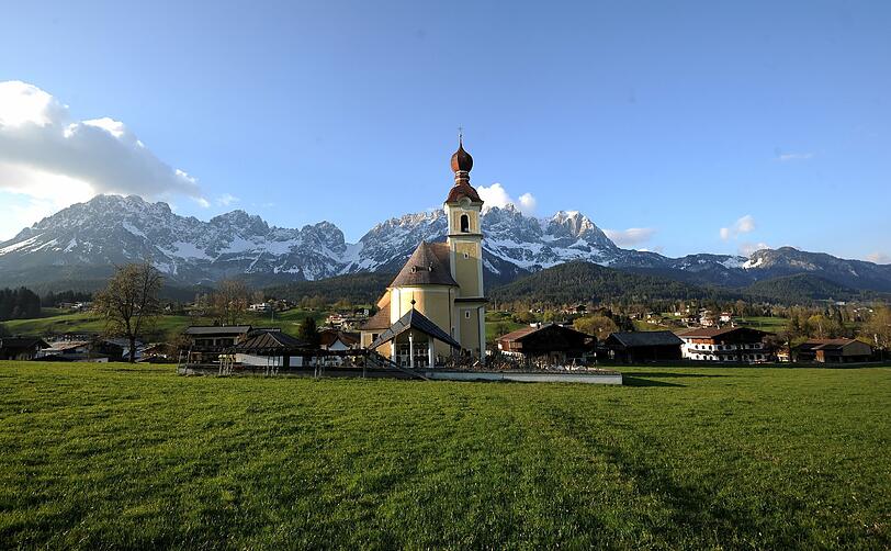 In der Pfarrkirche zum Heiligen Kreuz, in Going bei Kitzbuehel fand die kirchliche Trauung statt.