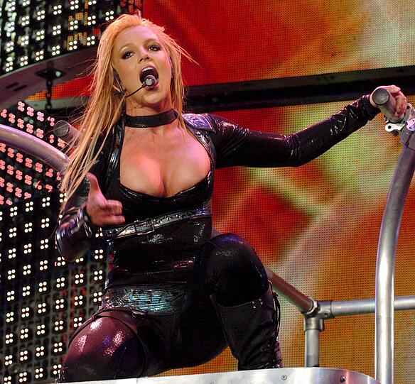 Sängerin Britney Spears hingegen mag's lieber mal hart. Hart an der Grenze zum Raushüpfen ist diese Dekolleté-Konstruktion allemal.