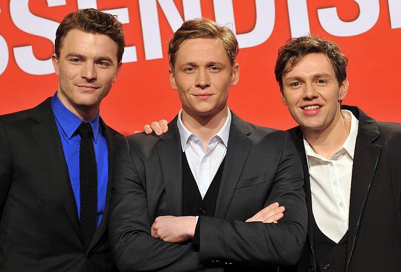 Der Film läuft offiziel am 29. März in den deutschen Kinos an. Im Sony Center trat Frauen-Schwarm Schweighöfer (hier mit den Kollegen Friedrich Mücke und Christian Friedel) nach der Trennung von seiner langjährigen Lebensgefährtin solo auf - da werden sich einige Damen Hoffnungen gemacht haben...