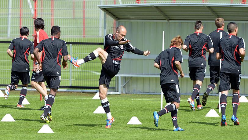 Entspannt wirkende Bayern-Spieler beim Abschlusstraining: Auch die von einigen Fans entzündeten Bengalos können die Konzentration von Lahm, Schweinsteiger & Co nicht stören. Die Bilder vom Training.