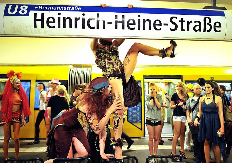 So sexy ist die Berliner Fashion Week - die besten Bilder vom Laufsteg und dem bunten Promi-Treiben drumherum.