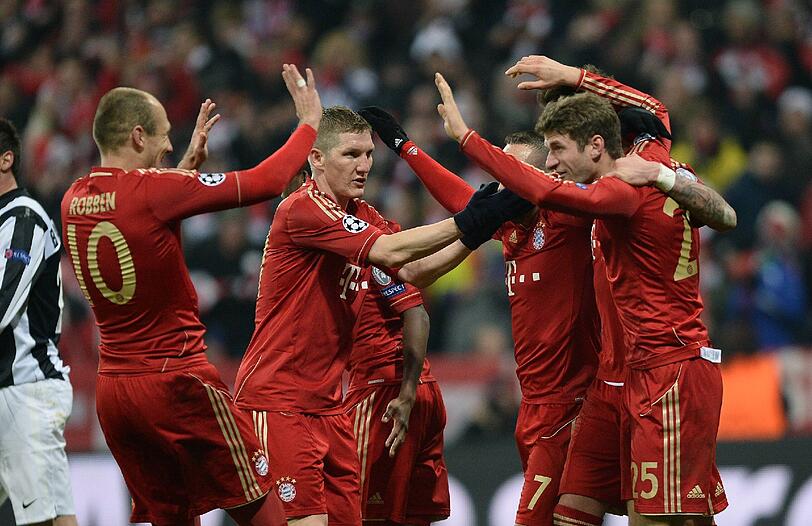 Gefeiert wird am Schluss: Der FC Bayern um Bastian Schweinsteiger (2.v.l.) hat diese Saison die drei Ziele Meisterschaft, Pokal und Champions League vor Augen.