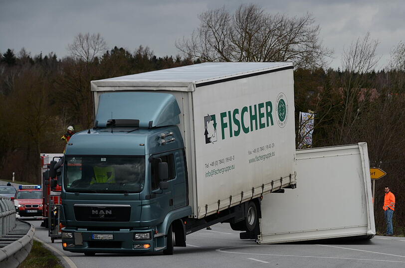 Lkw liegt auf der Seite: Ein mit Styropor beladener Lastwagen ist auf der B299 ungekippt. Sturm "Niklas" hat den Sattelzug umgeworfen.