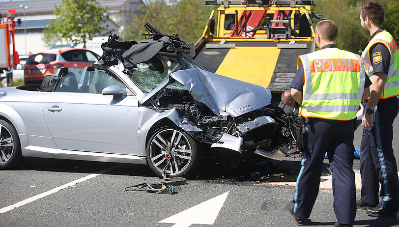 Die Einsatzkräfte der Feuerwehr benötigten 45 Minuten, um den Mann aus dem Audi-Wrack zu befreien.
