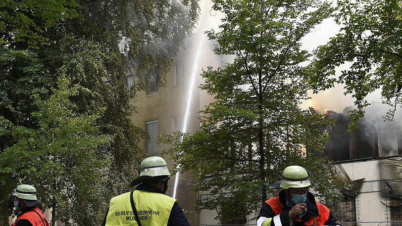 Rund 100 Einsatzkräfte waren vor Ort, um den Brand zu löschen. Die Bilder vom Großeinsatz der Feuerwehr.
