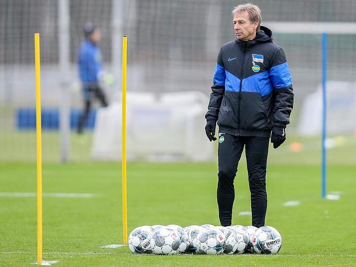 Muss wohl dem DFB noch eine gültige Fußballlehrer-Lizenz nachweisen: Herthas Trainer Jürgen Klinsmann.