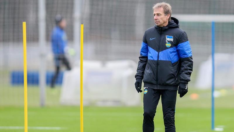 Muss wohl dem DFB noch eine gültige Fußballlehrer-Lizenz nachweisen: Herthas Trainer Jürgen Klinsmann. Muss wohl dem DFB noch eine gültige Fußballlehrer-Lizenz nachweisen: Herthas Trainer Jürgen Klinsmann.
