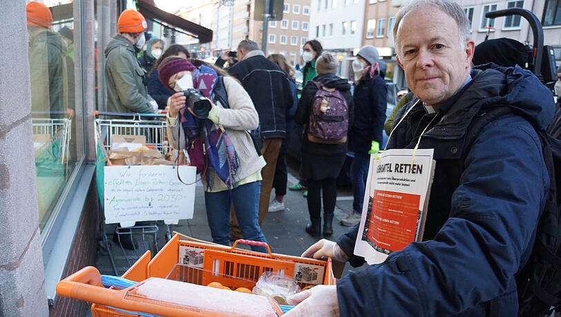 Pater Jörg Alt setzt sich gegen Lebensmittelverschwendung ein. Pater Jörg Alt setzt sich gegen Lebensmittelverschwendung ein.