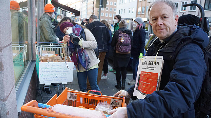 Pater Jörg Alt setzt sich gegen Lebensmittelverschwendung ein.
