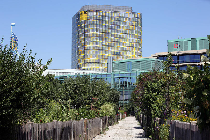 Beeindruckendes Nebeneinander von Büroturm und Kleingartenanlage.