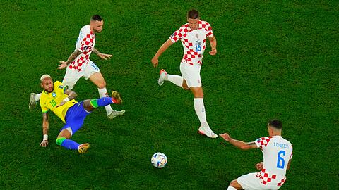 Brasiliens Neymar (l) wird von drei Kroaten beackert.